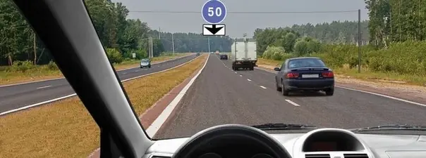 Иллюстрация к вопросу: С какой скоростью Вы можете продолжить движение вне населённого пункта по левой полосе на…