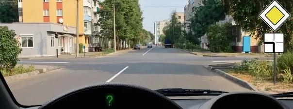 Иллюстрация к вопросу: Вы намерены продолжить движение по главной дороге. Обязаны ли Вы включить указатели…