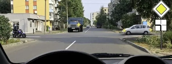 Иллюстрация к вопросу: Вы намерены продолжить движение прямо. Кому Вы обязаны уступить дорогу?