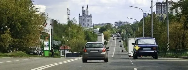 Иллюстрация к вопросу: Обязан ли водитель автомобиля, который движется по левой полосе, уступить дорогу в данной…