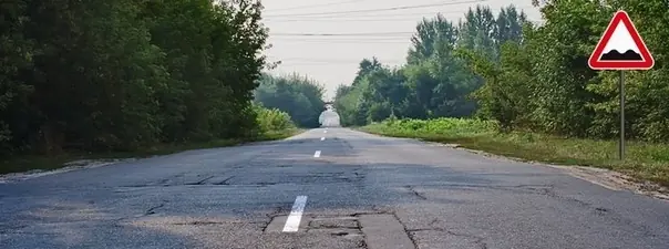 Иллюстрация к вопросу: На каком расстоянии до неровного участка дороги устанавливается этот знак вне населённого…