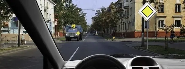 Иллюстрация к вопросу: Вы намерены проехать перекрёсток в прямом направлении. В данной ситуации: