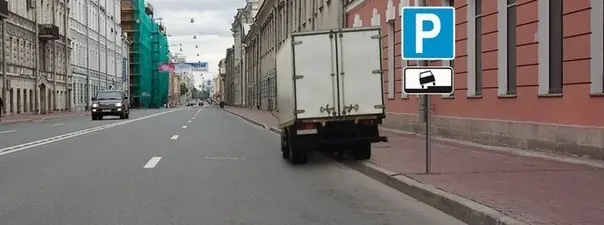 Иллюстрация к вопросу: Можно ли водителю поставить грузовой автомобиль на стоянку в этом месте указанным…