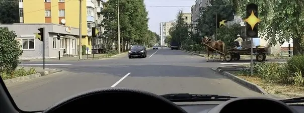 Иллюстрация к вопросу: Вы намерены продолжить движение прямо при желтом мигающем сигнале светофора. Ваши…