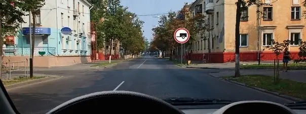 Иллюстрация к вопросу: Разрешено ли Вам при управлении легковым автомобилем с прицепом продолжить движение в…